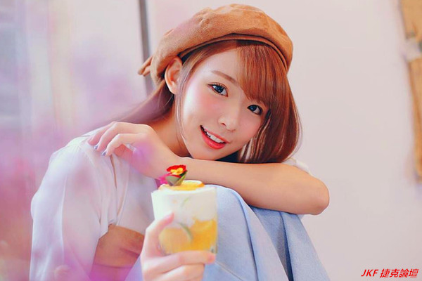 台灣正妹 Lisa 低胸寫真