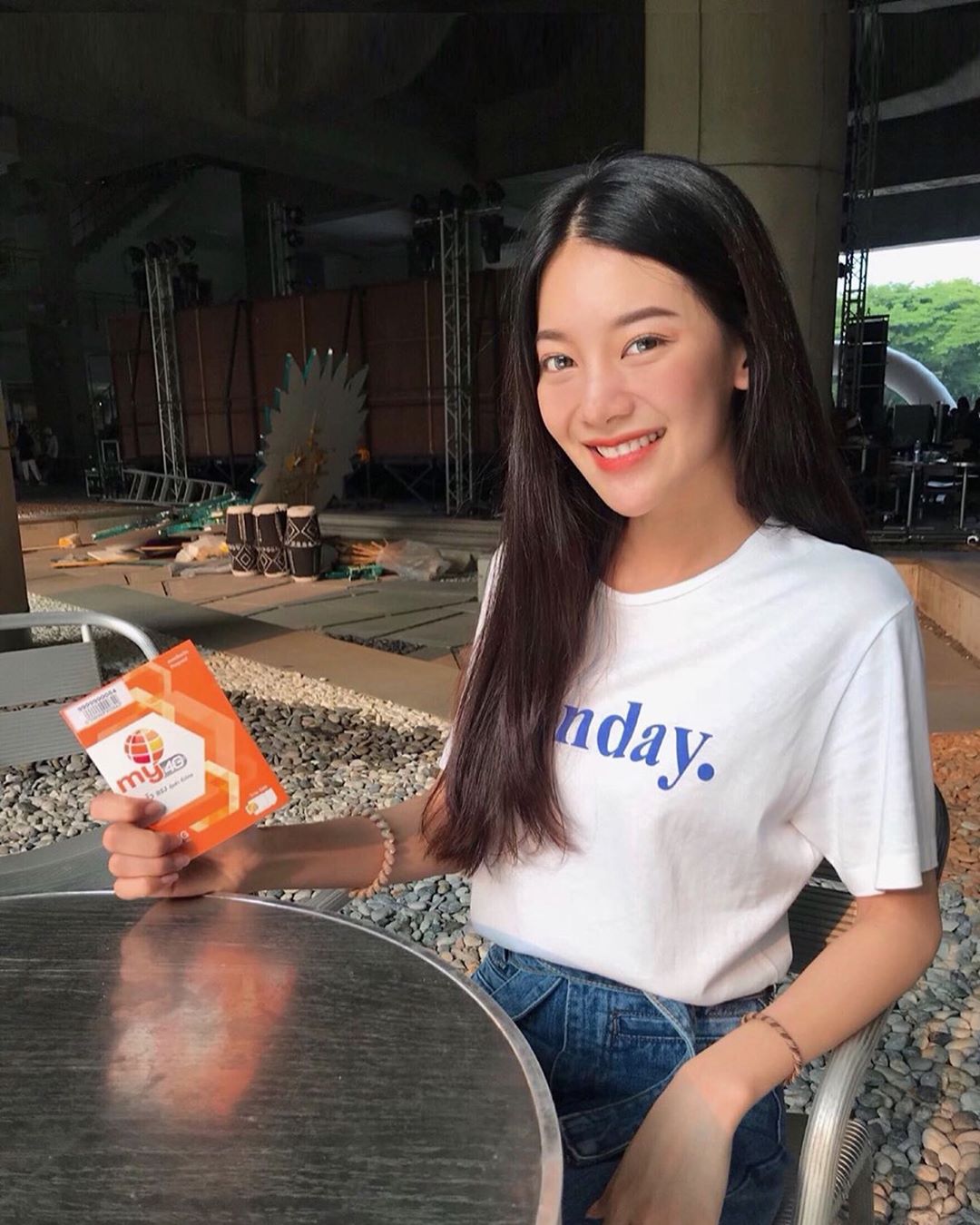美白香肩呼之欲出 深邃五官盯著你戀愛感爆棚-第1章-图片9