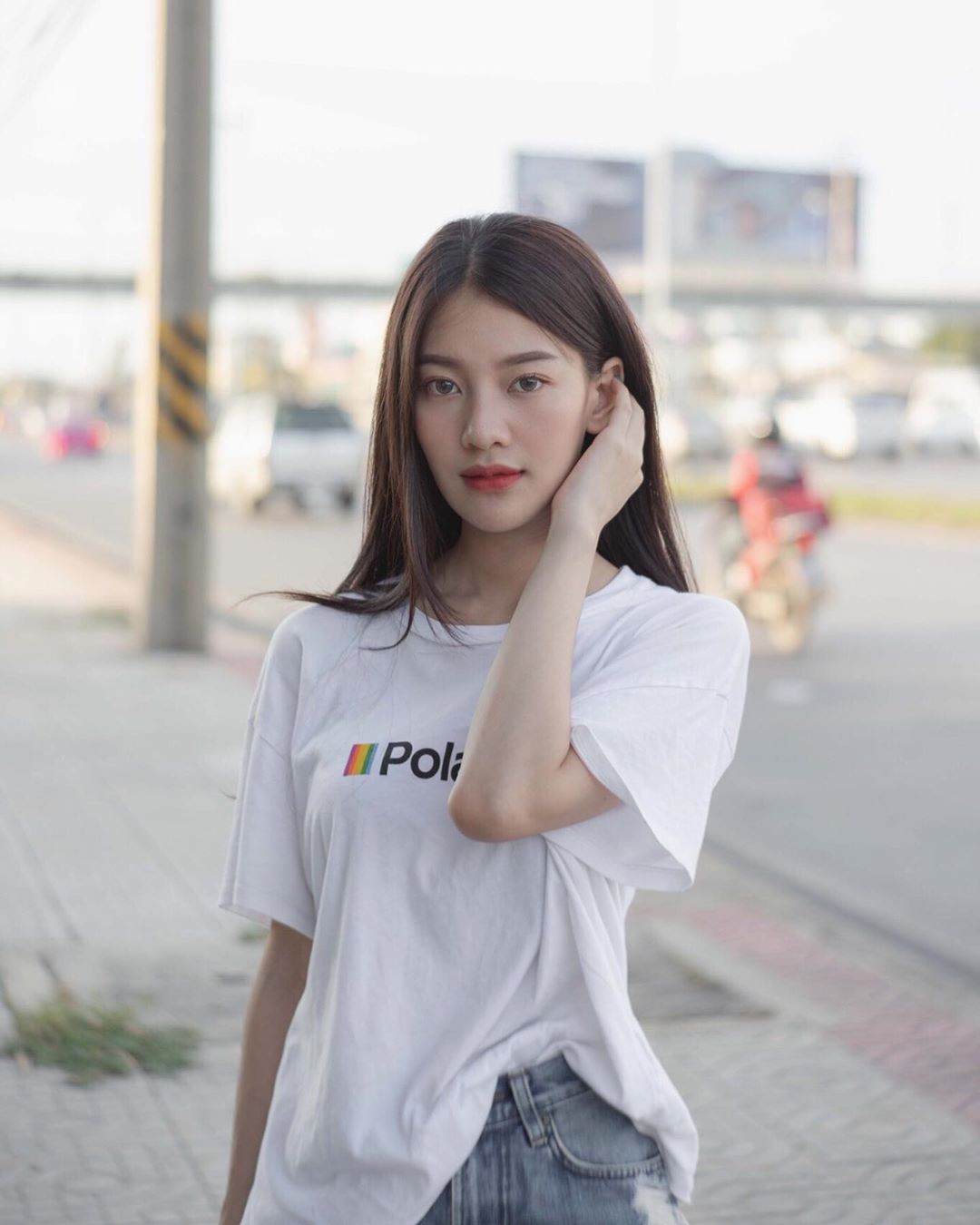 美白香肩呼之欲出 深邃五官盯著你戀愛感爆棚-第1章-图片19
