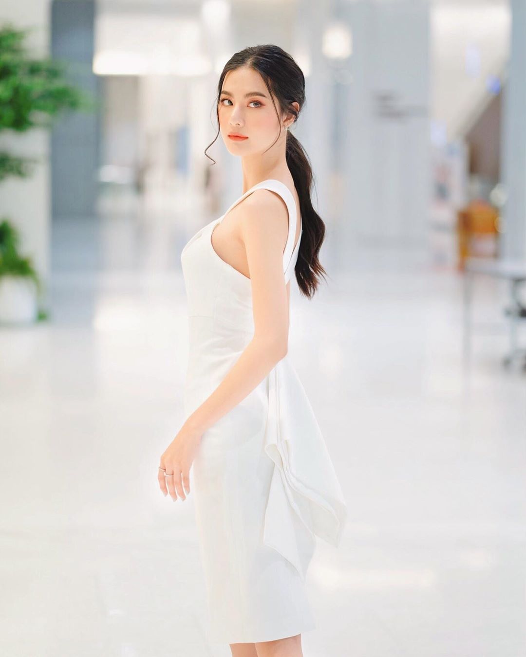 黃金比例天然身形 飄逸長髮誘人長腿駛網友躁動-第1章-图片2