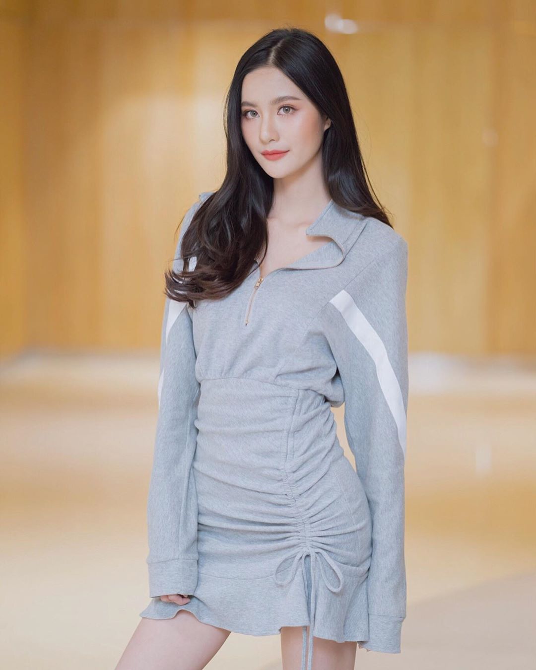 黃金比例天然身形 飄逸長髮誘人長腿駛網友躁動-第1章-图片13