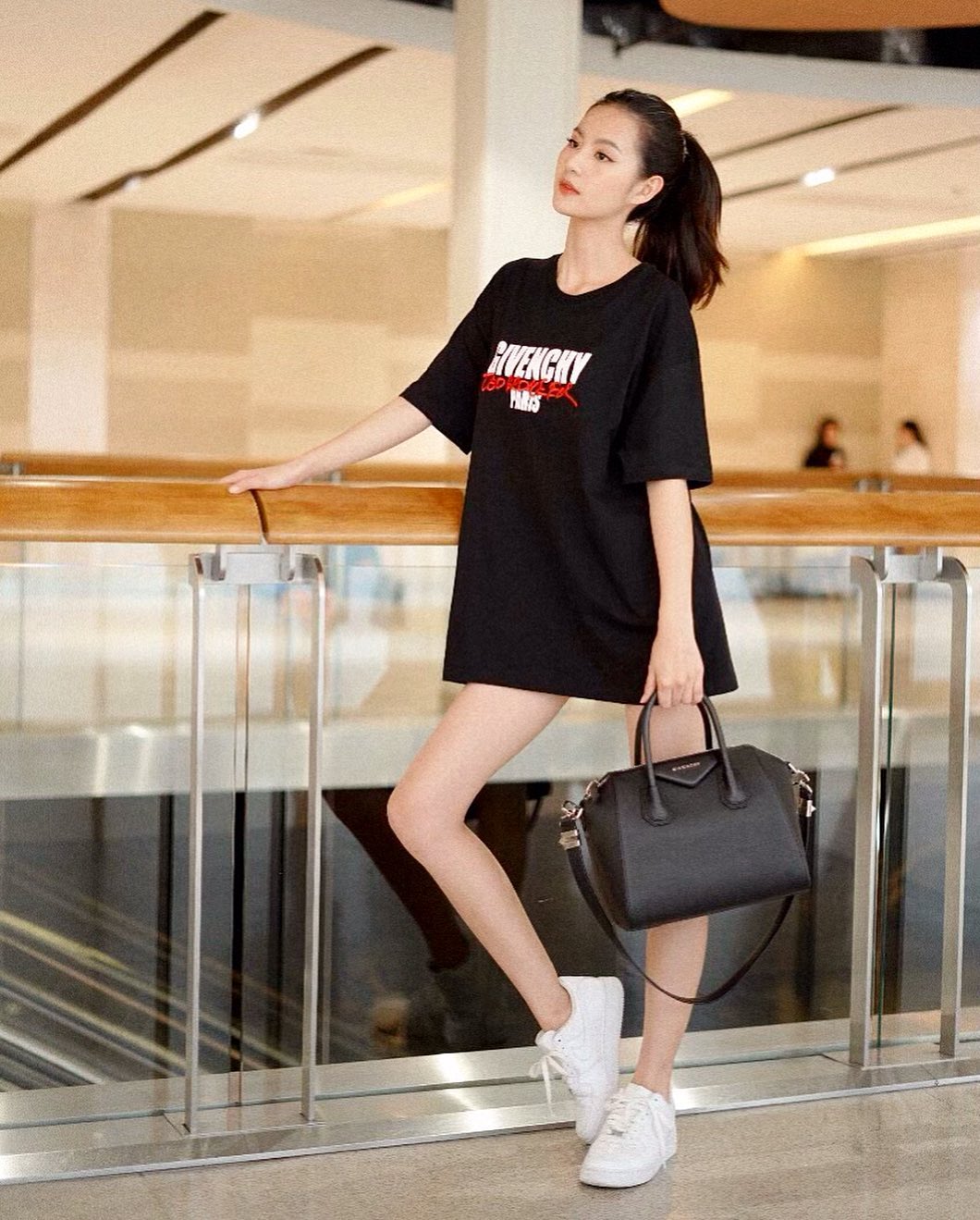 黃金比例天然身形 飄逸長髮誘人長腿駛網友躁動-第1章-图片15