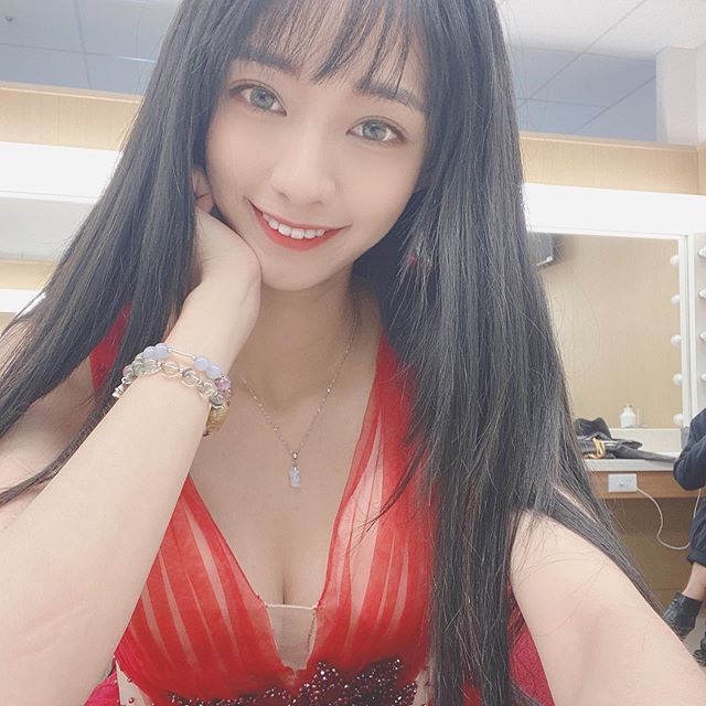 女業務太辣!黑絲窄裙太短「一入座意外曝光」親自服務...白襯衫沈甸甸 網暴動搶入手!-第1章-图片12