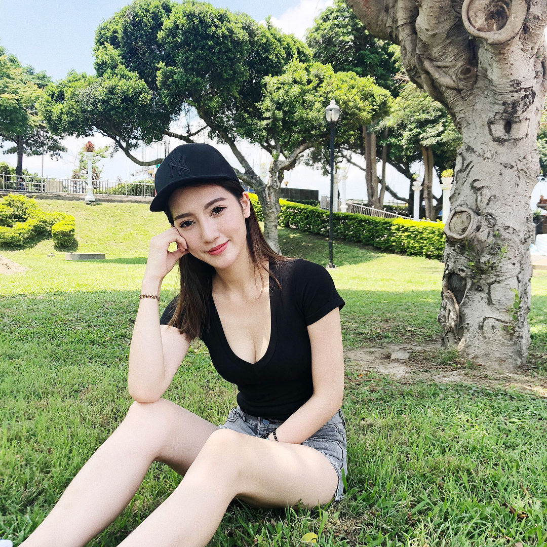 甜心小姐姐身材超OP!出門褲子短到看不見「纖細嫩白辣腿」無碼狂洩:腿控絕對必看!-第1章-图片2