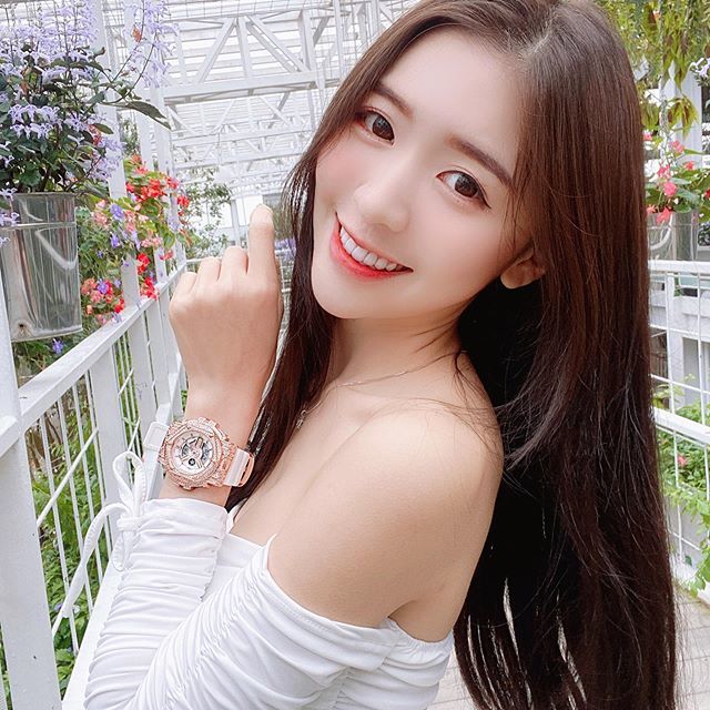 代替月亮逞罰你!甜美Angela顏值仙女下凡「胸前沈甸甸」身材婀娜多姿:百年一遇!-第1章-图片4
