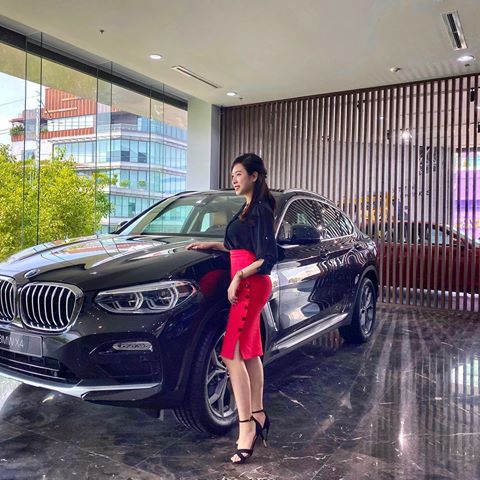 太繃了！BMW美女業務又曬美照 性感撞球倒L網友又瘋了