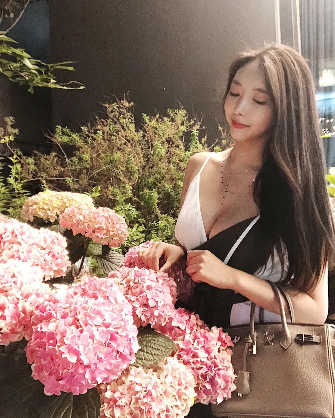 泡菜長髮妹巨砲身材藏不住！泳池畔放蕩耍騷「巨無霸牛奶饅頭」品質超優良：乳汁狂噴！-第1章-图片4