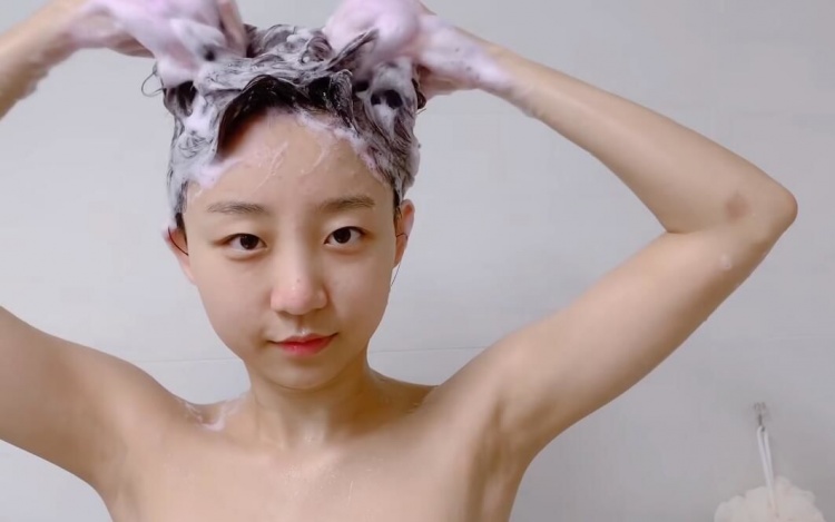 超胸Youtuber拍片尺度沒在管的…洗澡畫面放送！-第1章-图片4