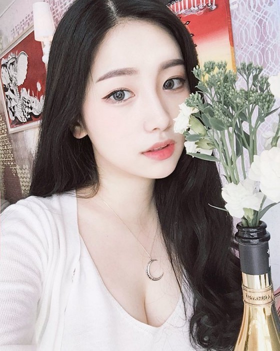 雖然不是明星但肯定很得民心！這位就讀政治系的胸狠正妹..身材已經先違法了吧！-第1章-图片1