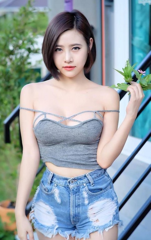 身材泰完美！和DJ SODA撞臉的短髮白皙妹超胸狠..這極品嫩白巨乳好想抓個一把！-第1章-图片10