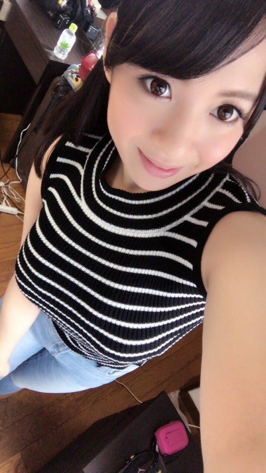 這...也未免太飽滿了吧!!最強輕熟女三島奈津子這衣服根本遮掩不住她的暴力身材!!-第1章-图片2