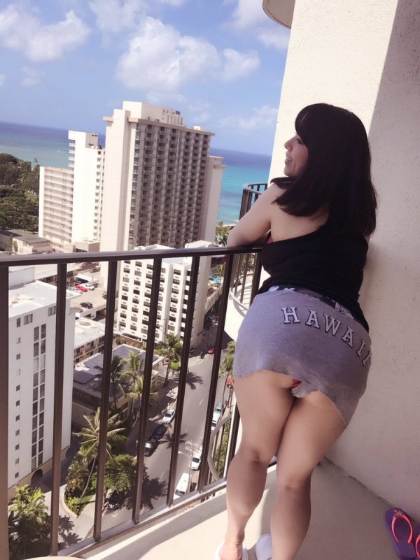 這...也未免太飽滿了吧!!最強輕熟女三島奈津子這衣服根本遮掩不住她的暴力身材!!-第1章-图片16