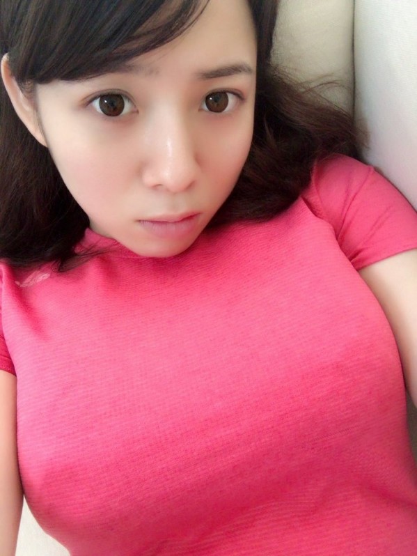 這...也未免太飽滿了吧!!最強輕熟女三島奈津子這衣服根本遮掩不住她的暴力身材!!-第1章-图片18