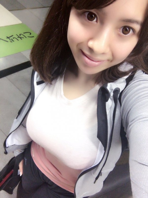 這...也未免太飽滿了吧!!最強輕熟女三島奈津子這衣服根本遮掩不住她的暴力身材!!-第1章-图片20