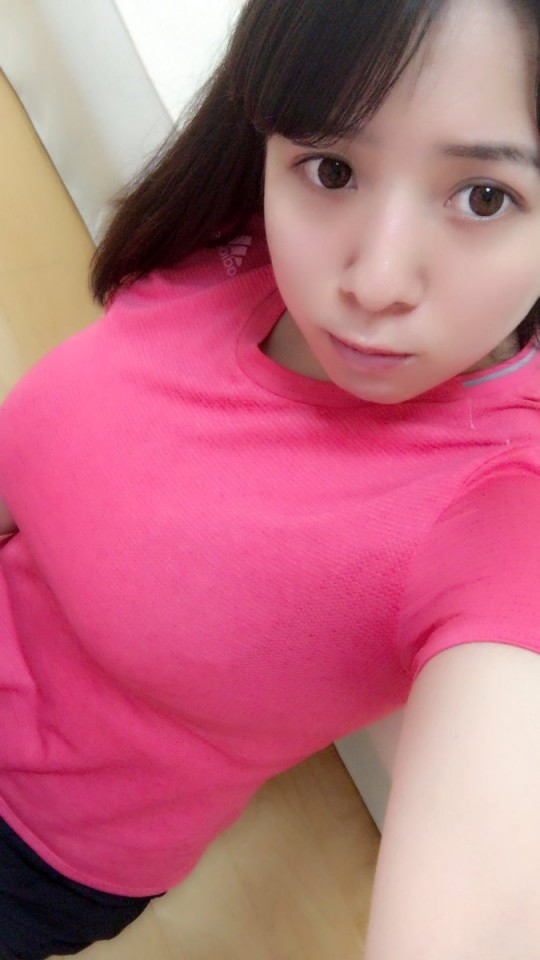 這...也未免太飽滿了吧!!最強輕熟女三島奈津子這衣服根本遮掩不住她的暴力身材!!-第1章-图片24