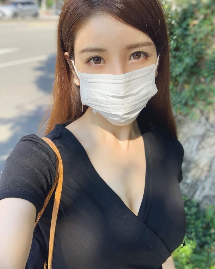 台北街頭捕獲的口罩美女...竟然是超有名明星！