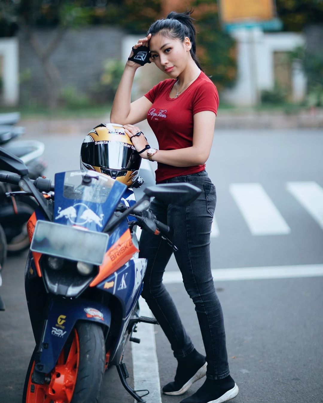 印尼正妹濃眉大眼 女騎士高速路94狂-第1章-图片2