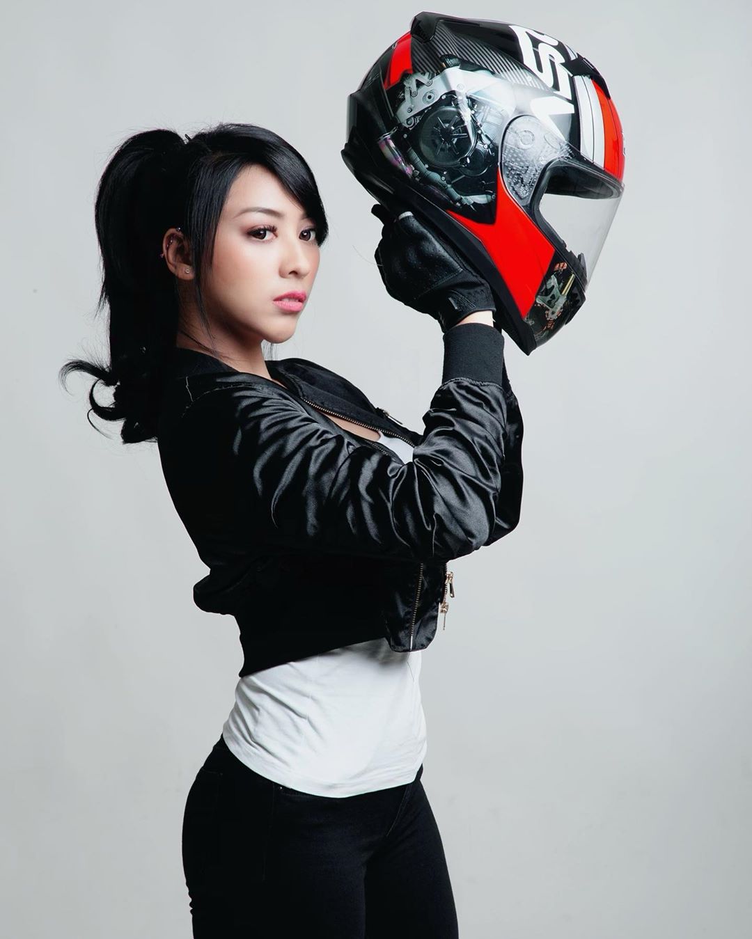 印尼正妹濃眉大眼 女騎士高速路94狂-第1章-图片9