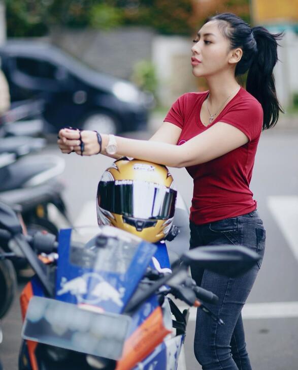 印尼正妹濃眉大眼 女騎士高速路94狂-第1章-图片11