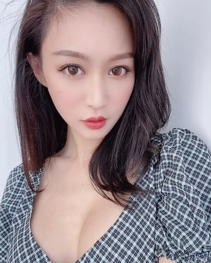 家有色貓 扯衫露胸-第1章-图片26