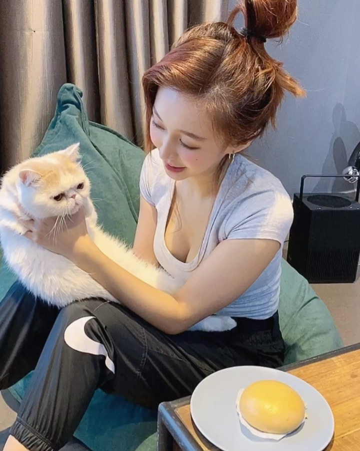 家有色貓 扯衫露胸-第1章-图片2