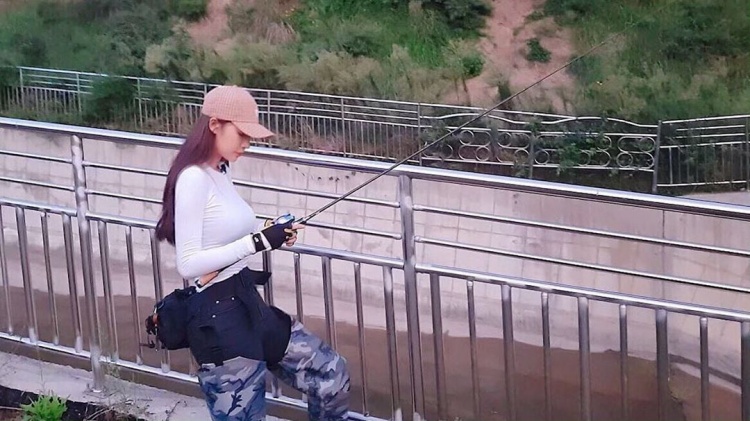 發現神秘頻道...大胸X魚妹～anglerjjung-第1章-图片3