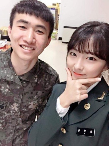 最美士官長！現在的女軍官都這麼騷嗎...私照大露飽滿「W奶」鄉民備好衛生紙：準備清槍-第1章-图片11