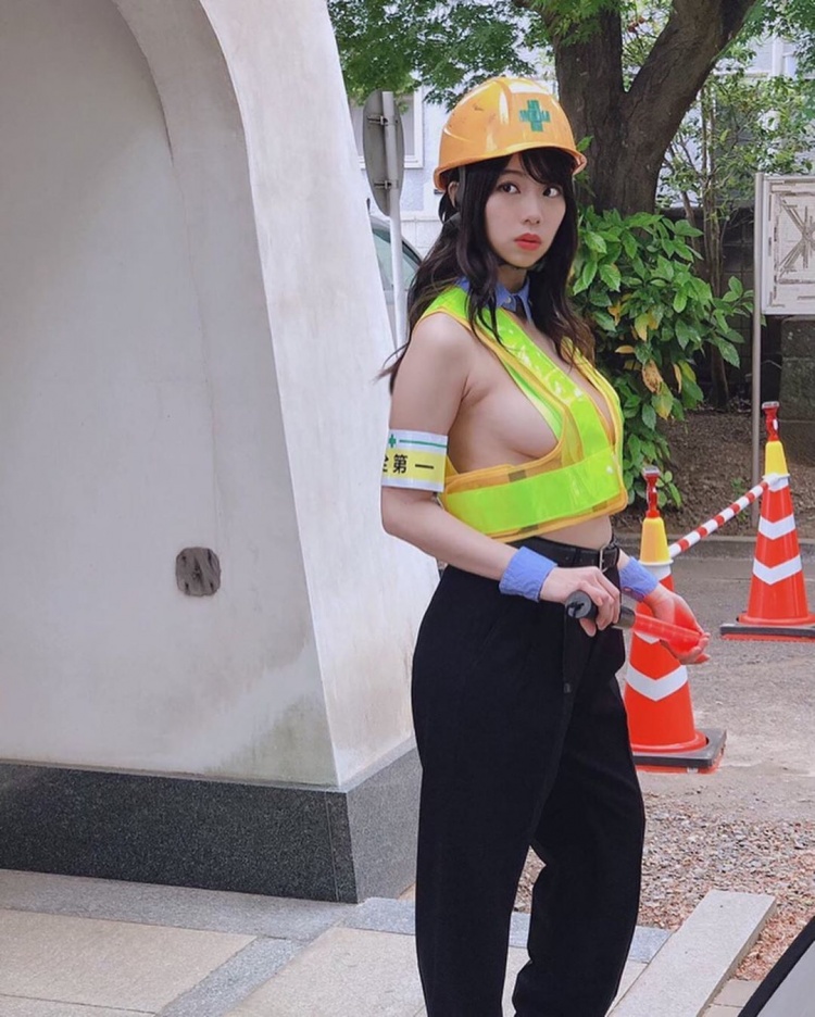 怎麼有個大奶妹在指揮交通？