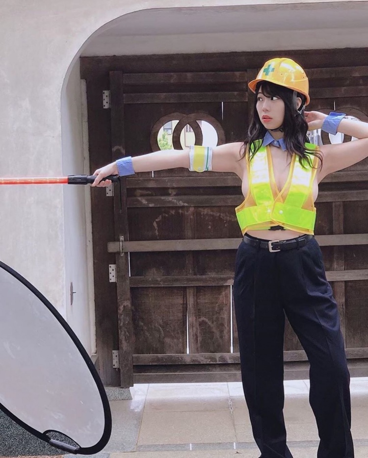 怎麼有個大奶妹在指揮交通？-第1章-图片2