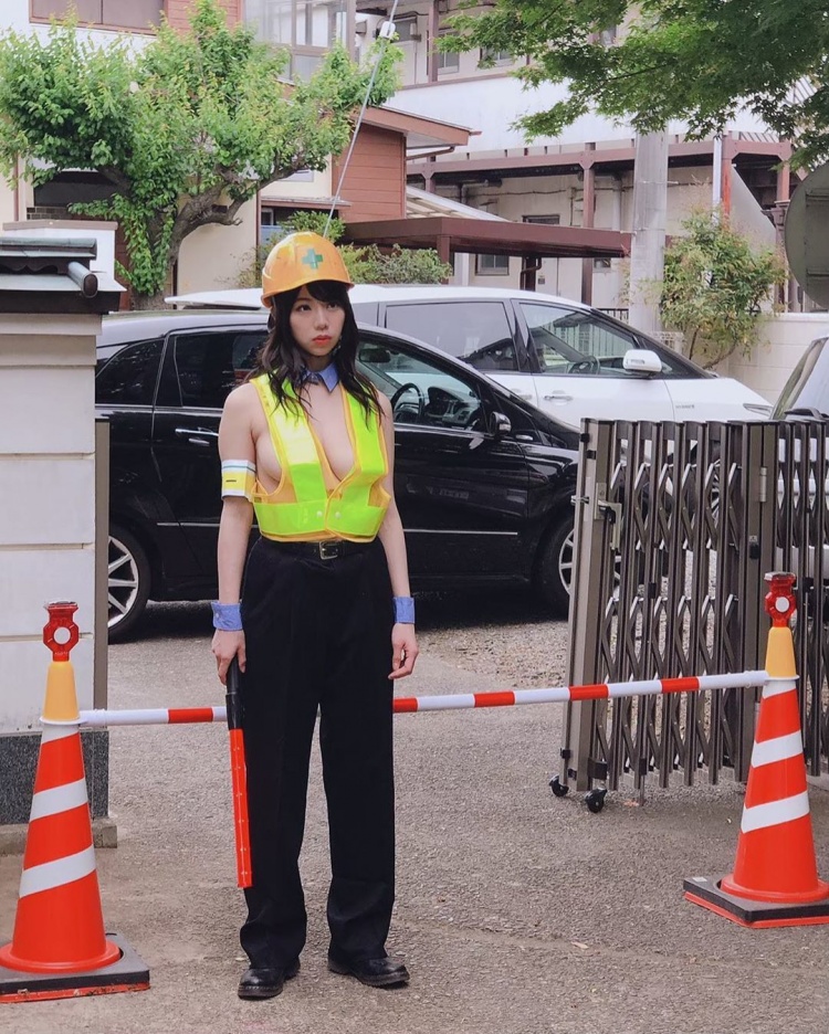 怎麼有個大奶妹在指揮交通？-第1章-图片3