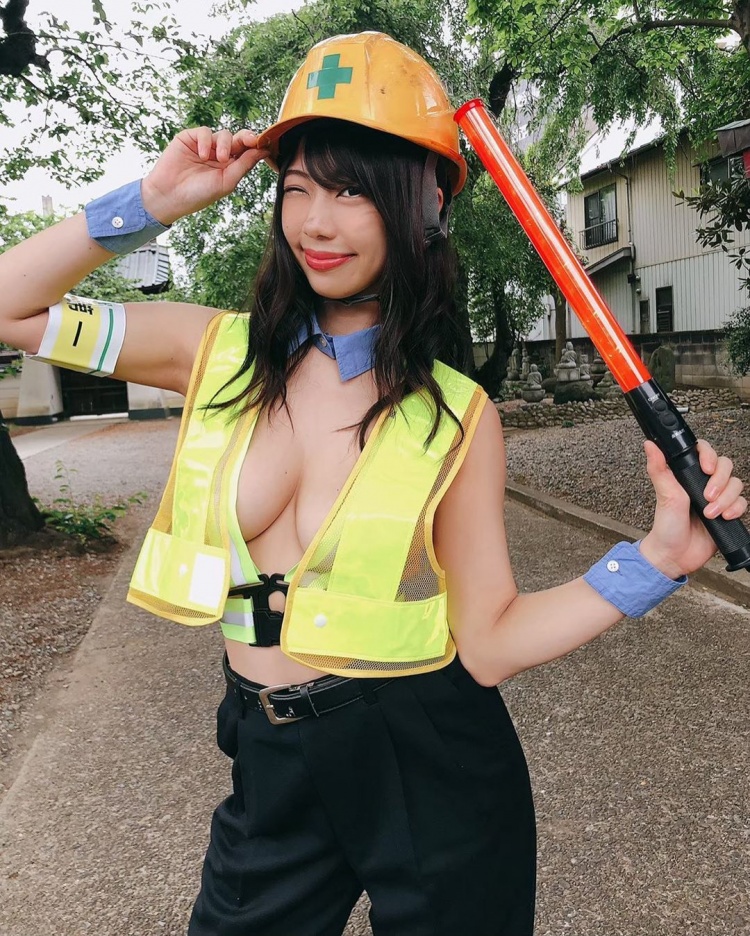 怎麼有個大奶妹在指揮交通？-第1章-图片4