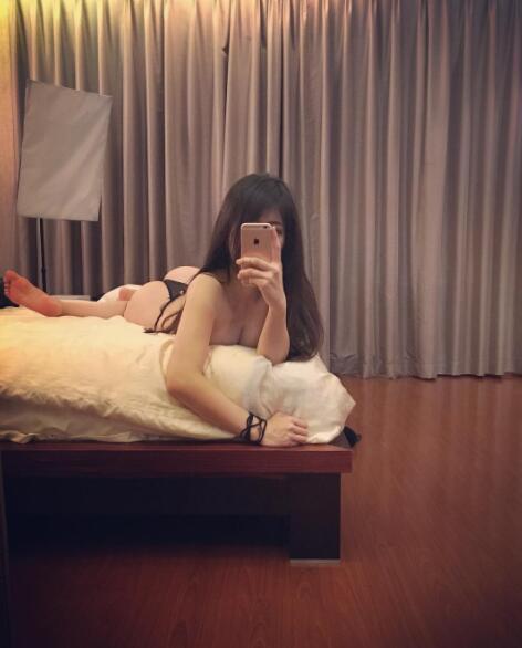 這車頭燈太亮！大女乃妹出沒捷運...「有穿跟沒穿一樣」兩團大麻糬直接外露：這樣合法嗎-第1章-图片11