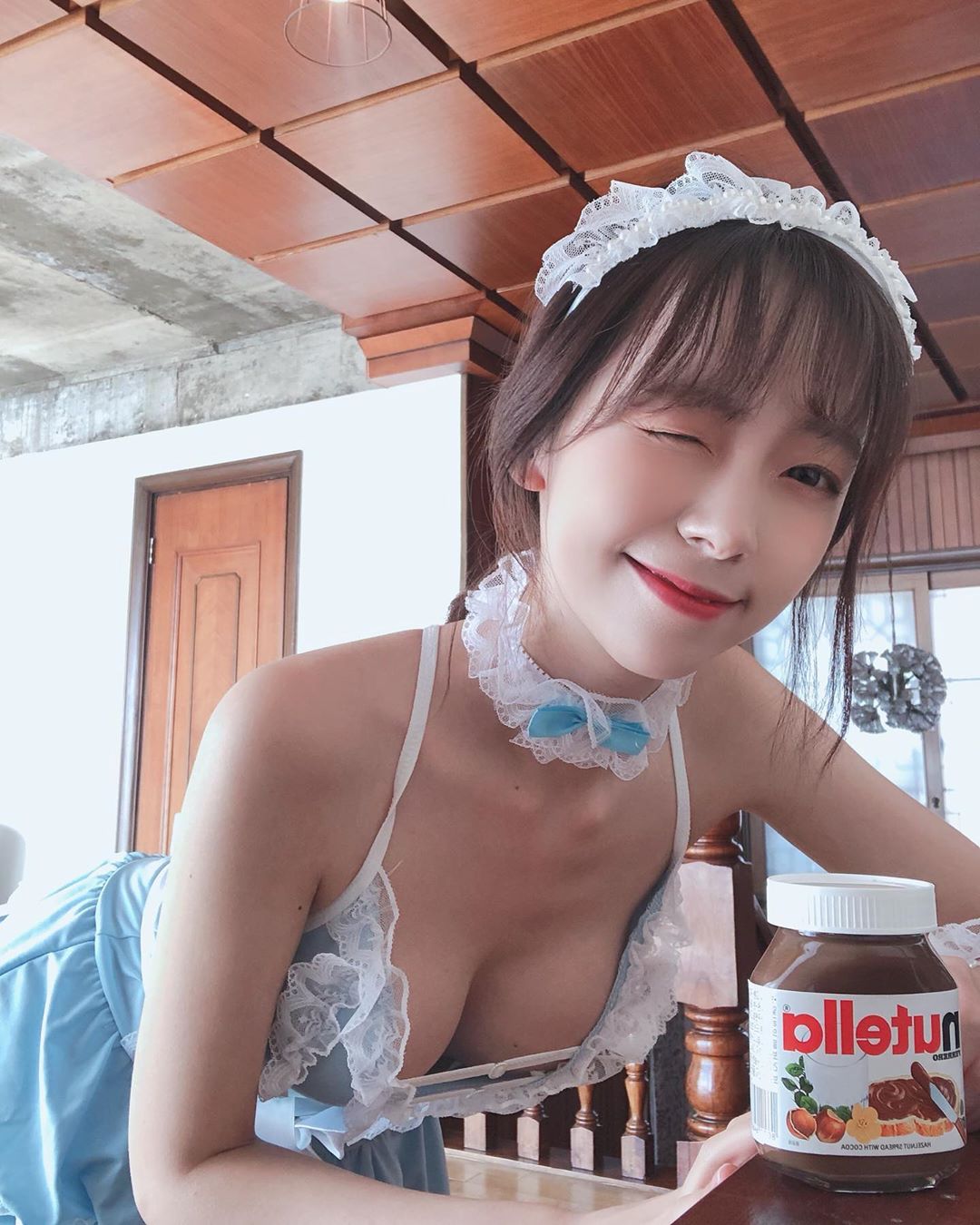 差點藏不住！正妹「胸壓鋼琴」網友：來人快把她歐派喬好～-第1章-图片19