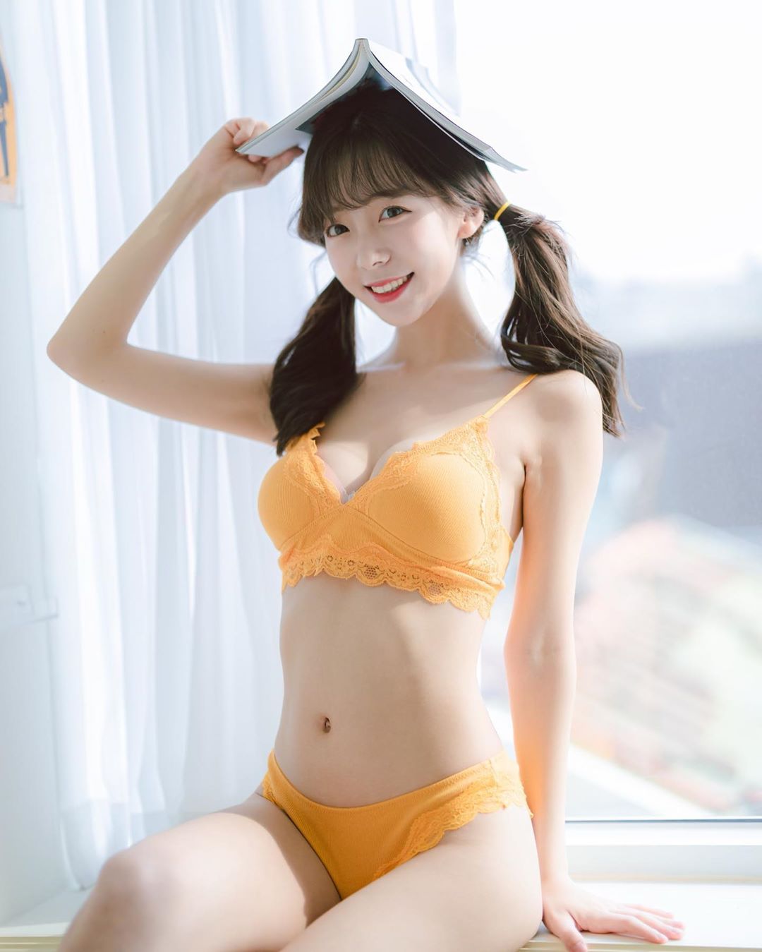 差點藏不住！正妹「胸壓鋼琴」網友：來人快把她歐派喬好～-第1章-图片15