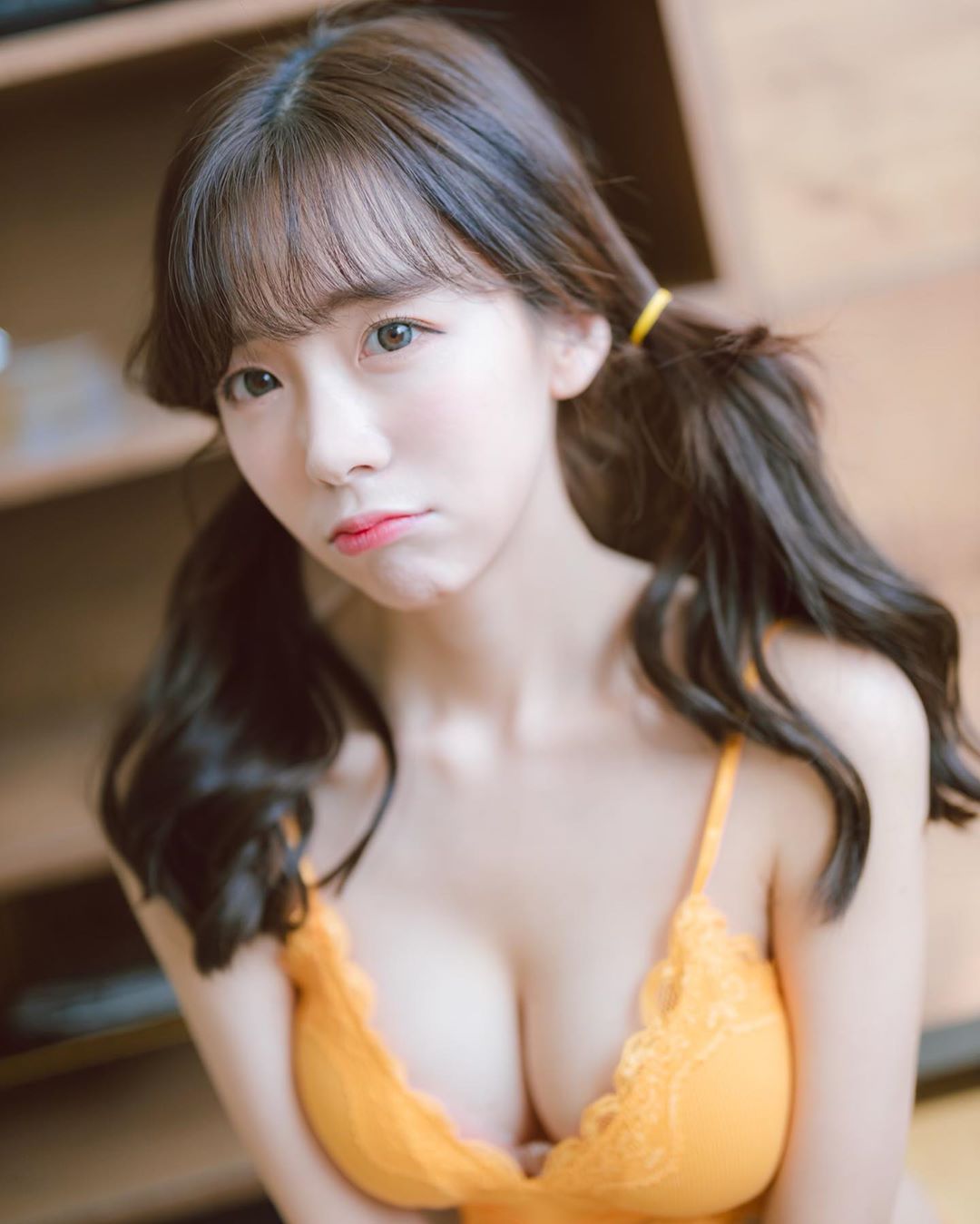 差點藏不住！正妹「胸壓鋼琴」網友：來人快把她歐派喬好～-第1章-图片14