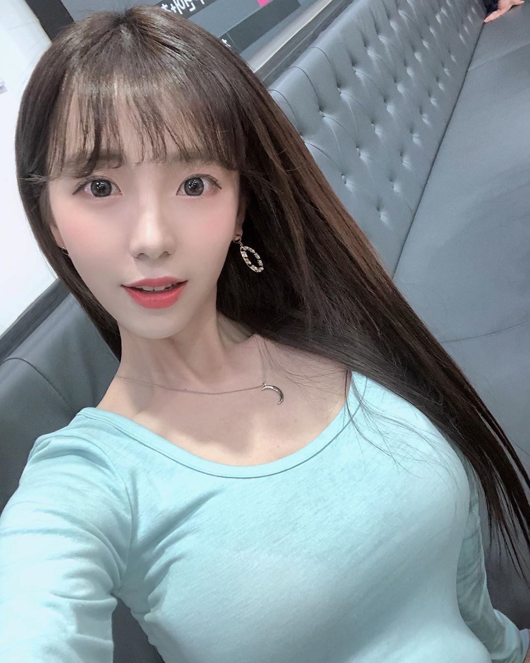 差點藏不住！正妹「胸壓鋼琴」網友：來人快把她歐派喬好～-第1章-图片12