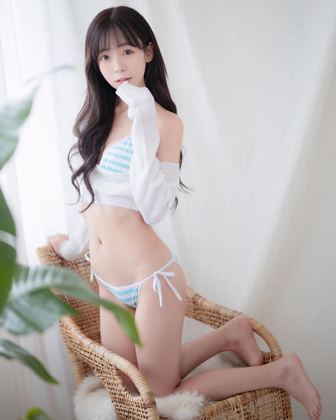 差點藏不住！正妹「胸壓鋼琴」網友：來人快把她歐派喬好～-第1章-图片11