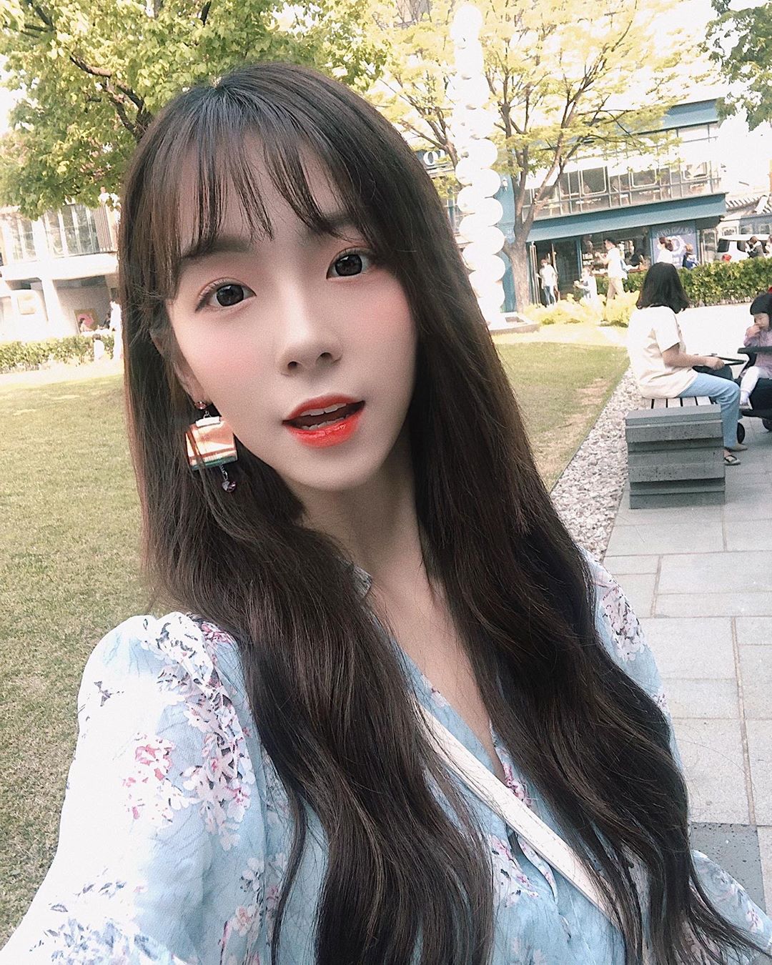 差點藏不住！正妹「胸壓鋼琴」網友：來人快把她歐派喬好～-第1章-图片7