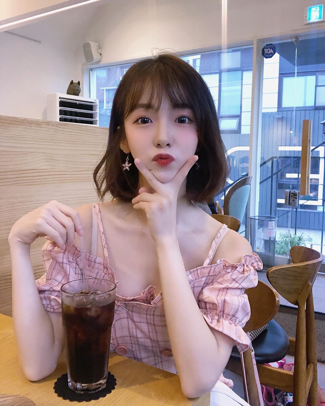 差點藏不住！正妹「胸壓鋼琴」網友：來人快把她歐派喬好～-第1章-图片3