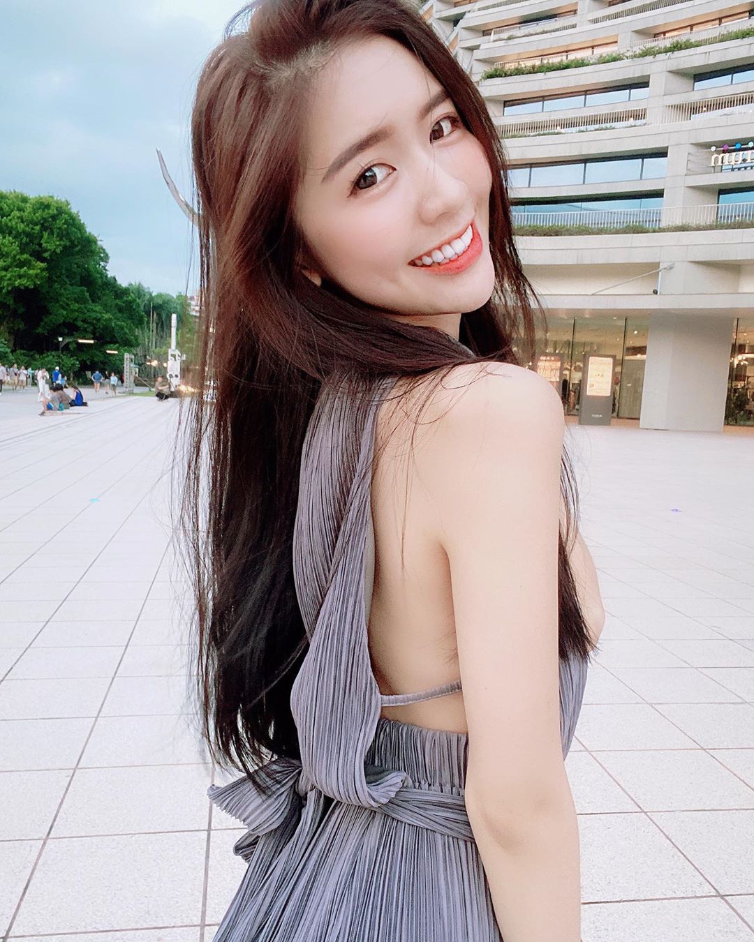 大馬女神張安琪露齒甜笑問︰「你喜歡喝椰子水嗎？」-第1章-图片9