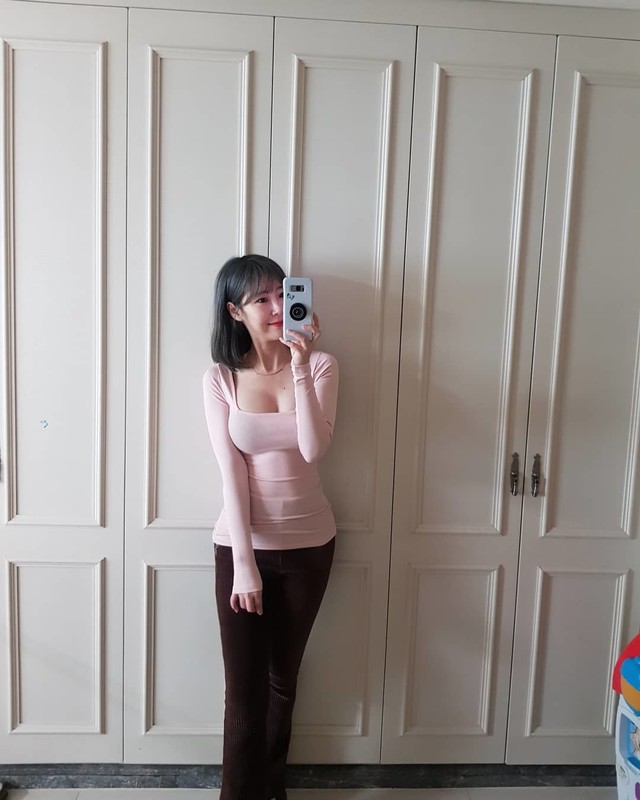 韓國網美Kimvely家中穿貼身上衣自拍上衣被撐出不科學曲線畫面太震撼-第1章-图片1