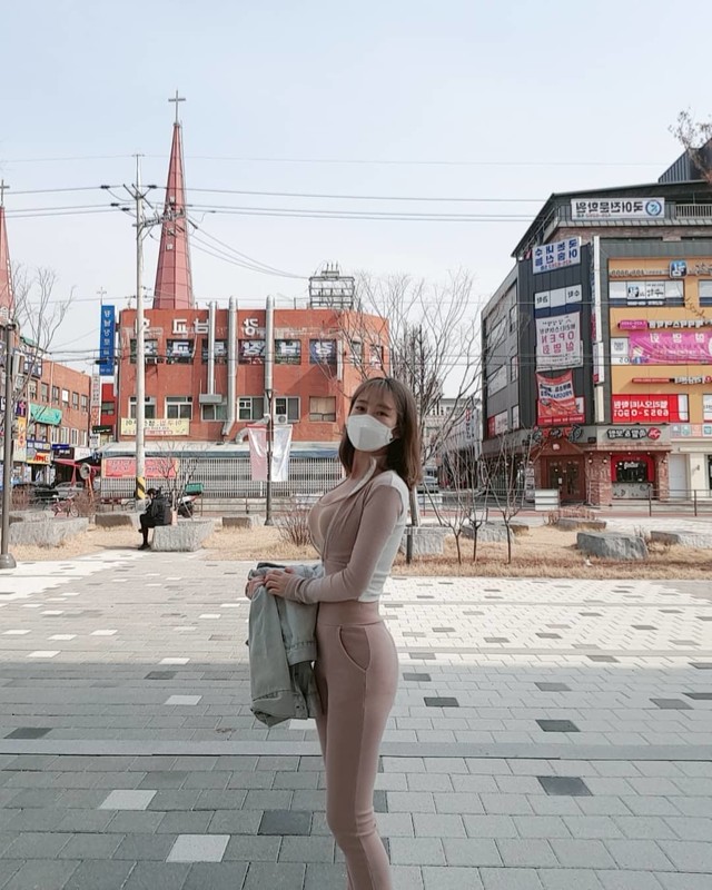 韓國網美Kimvely家中穿貼身上衣自拍上衣被撐出不科學曲線畫面太震撼-第1章-图片4