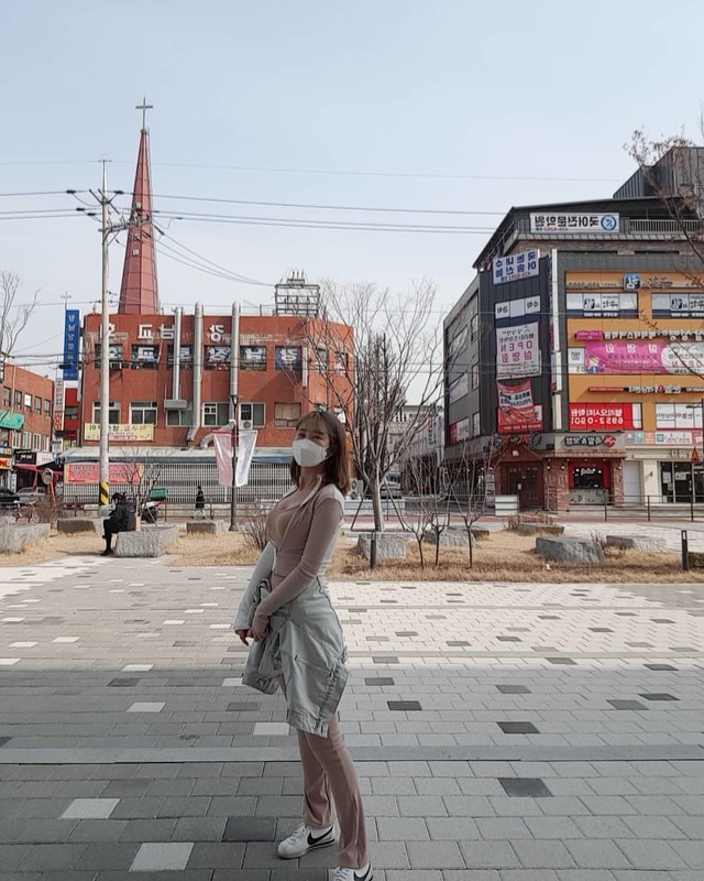 韓國網美Kimvely家中穿貼身上衣自拍上衣被撐出不科學曲線畫面太震撼-第1章-图片9