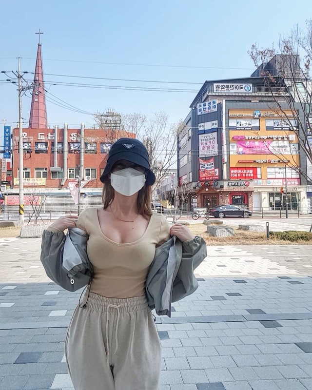 韓國網美Kimvely家中穿貼身上衣自拍上衣被撐出不科學曲線畫面太震撼-第1章-图片11