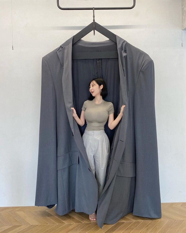 韓國網美Kimvely家中穿貼身上衣自拍上衣被撐出不科學曲線畫面太震撼-第1章-图片17