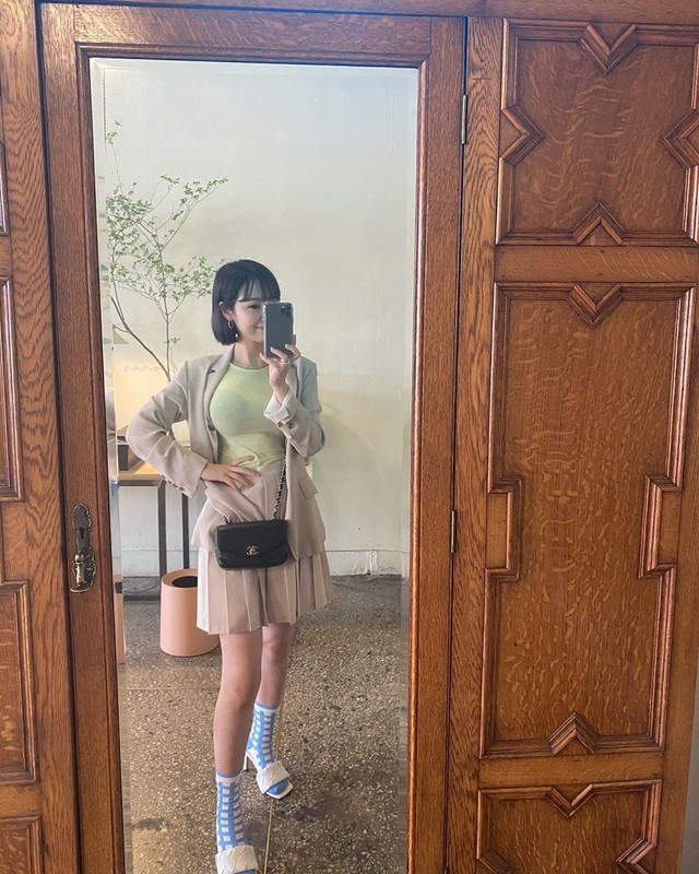 韓國網美Kimvely家中穿貼身上衣自拍上衣被撐出不科學曲線畫面太震撼-第1章-图片20