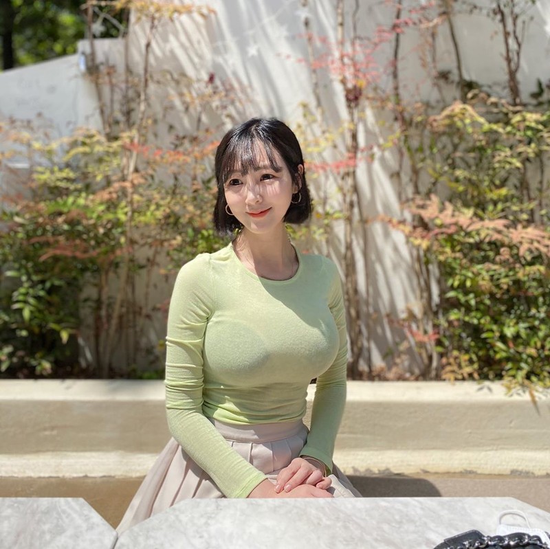 韓國網美Kimvely家中穿貼身上衣自拍上衣被撐出不科學曲線畫面太震撼-第1章-图片23