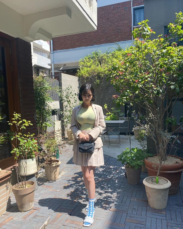 韓國網美Kimvely家中穿貼身上衣自拍上衣被撐出不科學曲線畫面太震撼-第1章-图片28