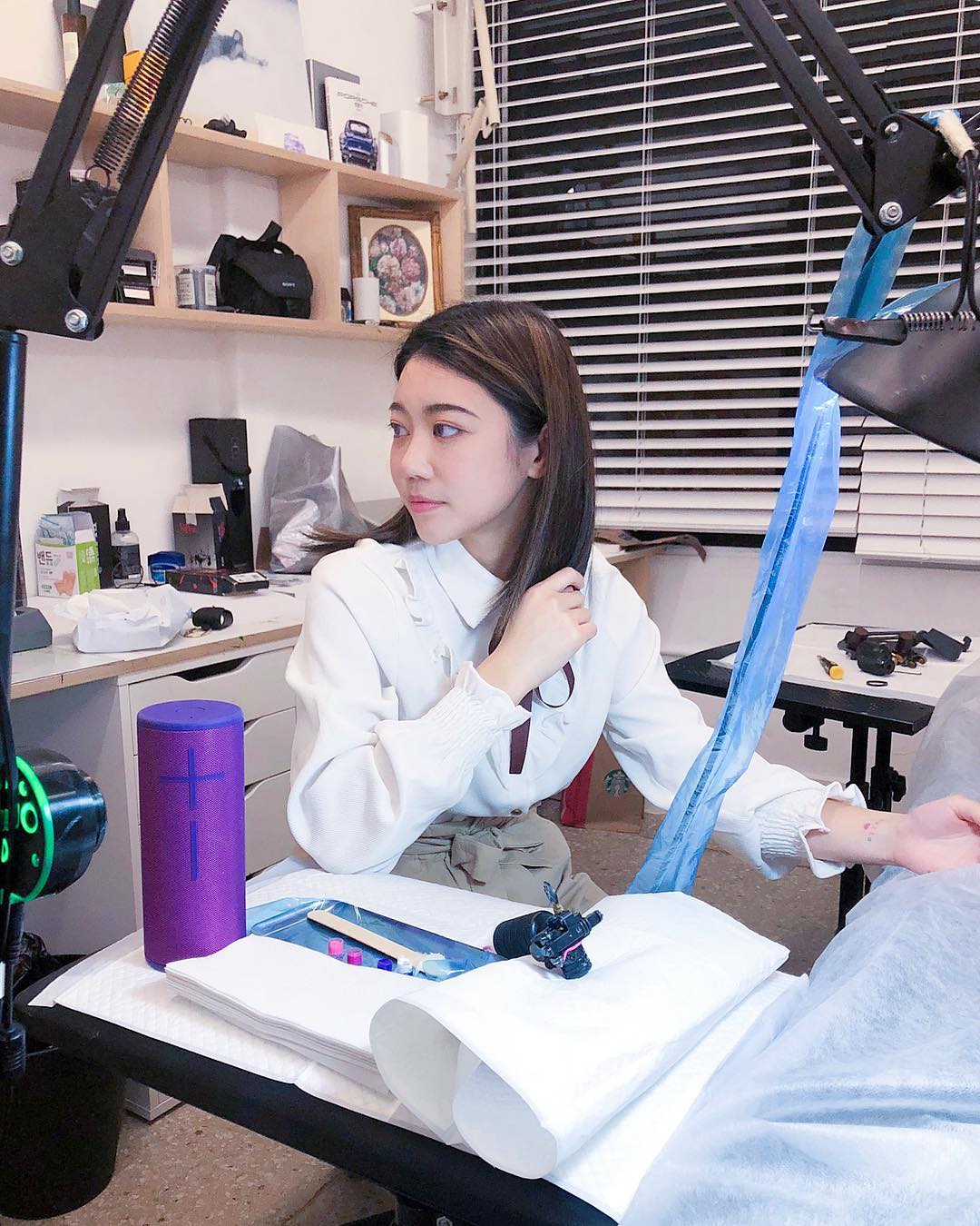 專業「正妹刺青師」化身爆乳小護士！工作中低胸大露「白皙嫩奶」太火辣！-第1章-图片11