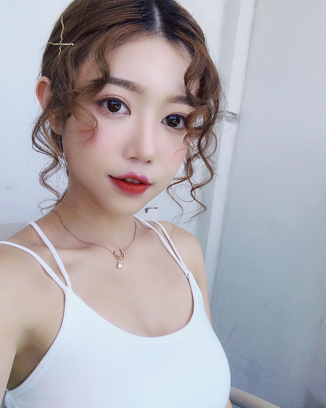 專業「正妹刺青師」化身爆乳小護士！工作中低胸大露「白皙嫩奶」太火辣！-第1章-图片13